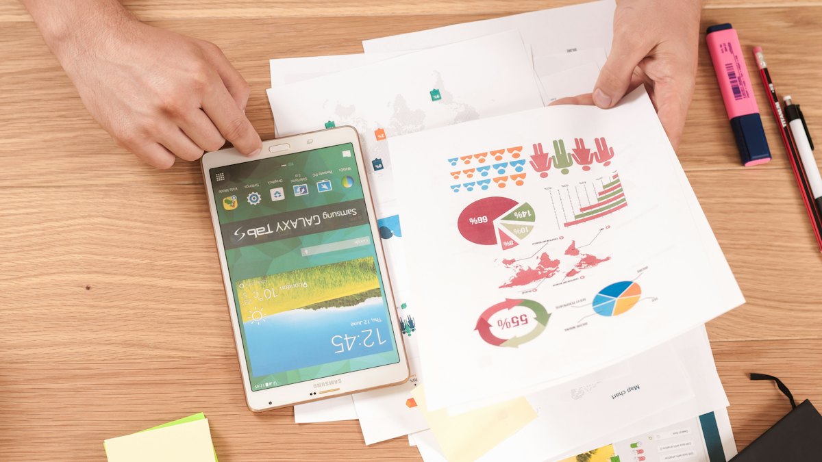 Bureau avec téléphone, graphiques imprimés et notes de planification