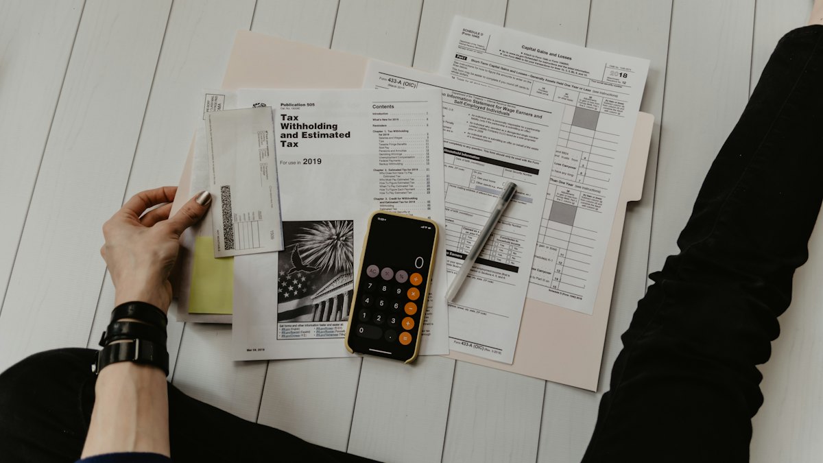 Documents, calculatrice et papiers sur un bureau