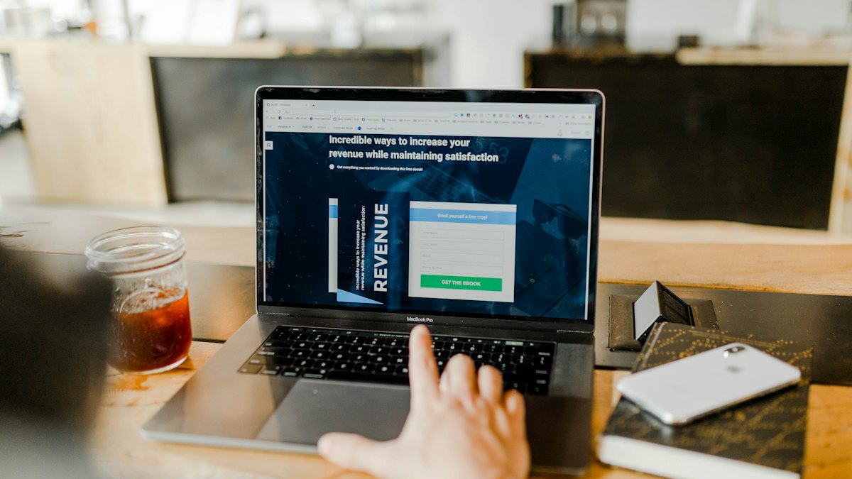 Personne consultant des données de revenus sur un ordinateur portable